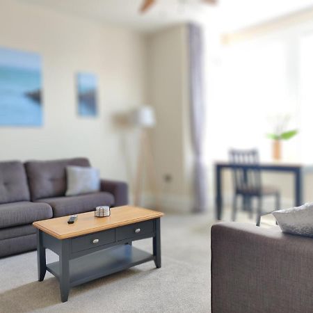 Escape To The Coast In A Luxurious Private Apartment แฮร์นเบย์ ภายนอก รูปภาพ