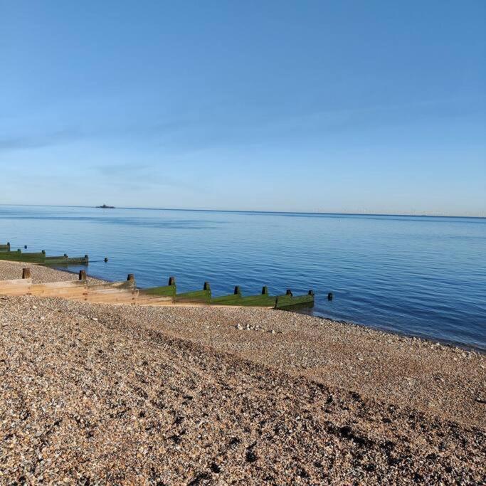 Escape To The Coast In A Luxurious Private Apartment แฮร์นเบย์ ภายนอก รูปภาพ